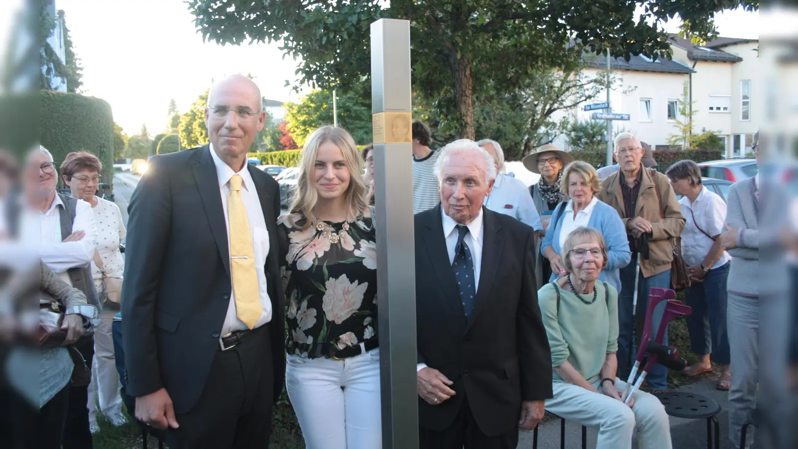 Toni und Emilia Heilmaier (Anna Paroubeks Angehörige) und Terry Swartzberg (Vorstandsvorsitzender der Initiative Stolpersteine für München e.V.) vor dem Erinnerungszeichen (von rechts). (Foto: job)