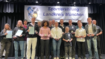 Der TSV Hohenbrunn-Riemerling freute sich über die Ehrung seiner Mitglieder aus der Sparte Moderne Schwerkunst, die zahlreiche Titel geholt hatten. (Foto: hw)