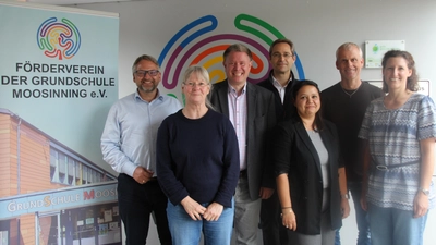 Der neu gewählte Vorstand aus Andreas Lübeck (Beisitzer Elternbeirat), Kerstin Rozeboom (Schatzmeisterin), Thomas Speyerer (stellv. Vorsitzender), Thomas Gobmaier (Vorsitzender), Mara Feise (Beisitzer OGS), Markus Pfanzelt (Beisitzer Schule) und Margit Griesbacher (Schriftführerin). (Foto: Verein)