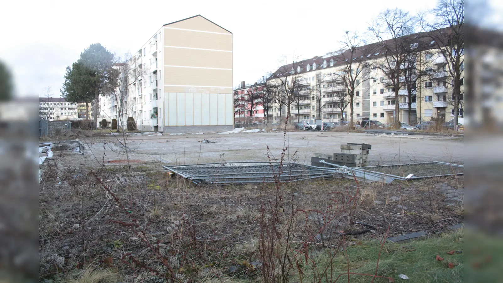 Seit die Tankstelle 2022 abgerissen wurde, ist an der Passauerstraße 20 nichts mehr vorangegangen. (Foto: job)