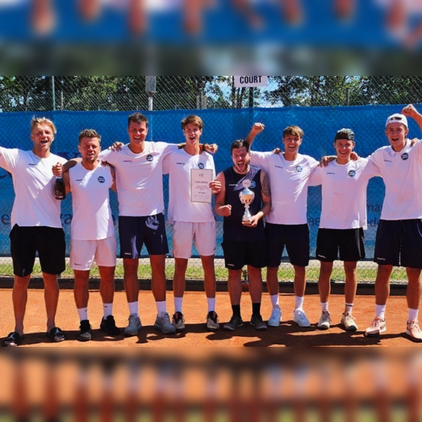 Die Aufstiegsmannschaft mit Max Pade, Leo Pade, Timo Meyer, Paul Roeder, Dominik Recek, Oscar Brown, Zdenek Derkas und Ondrej Stetka sowie Mannschaftsführer und Abteilungsleiter Darius Voß. (Foto: TSV Haar)