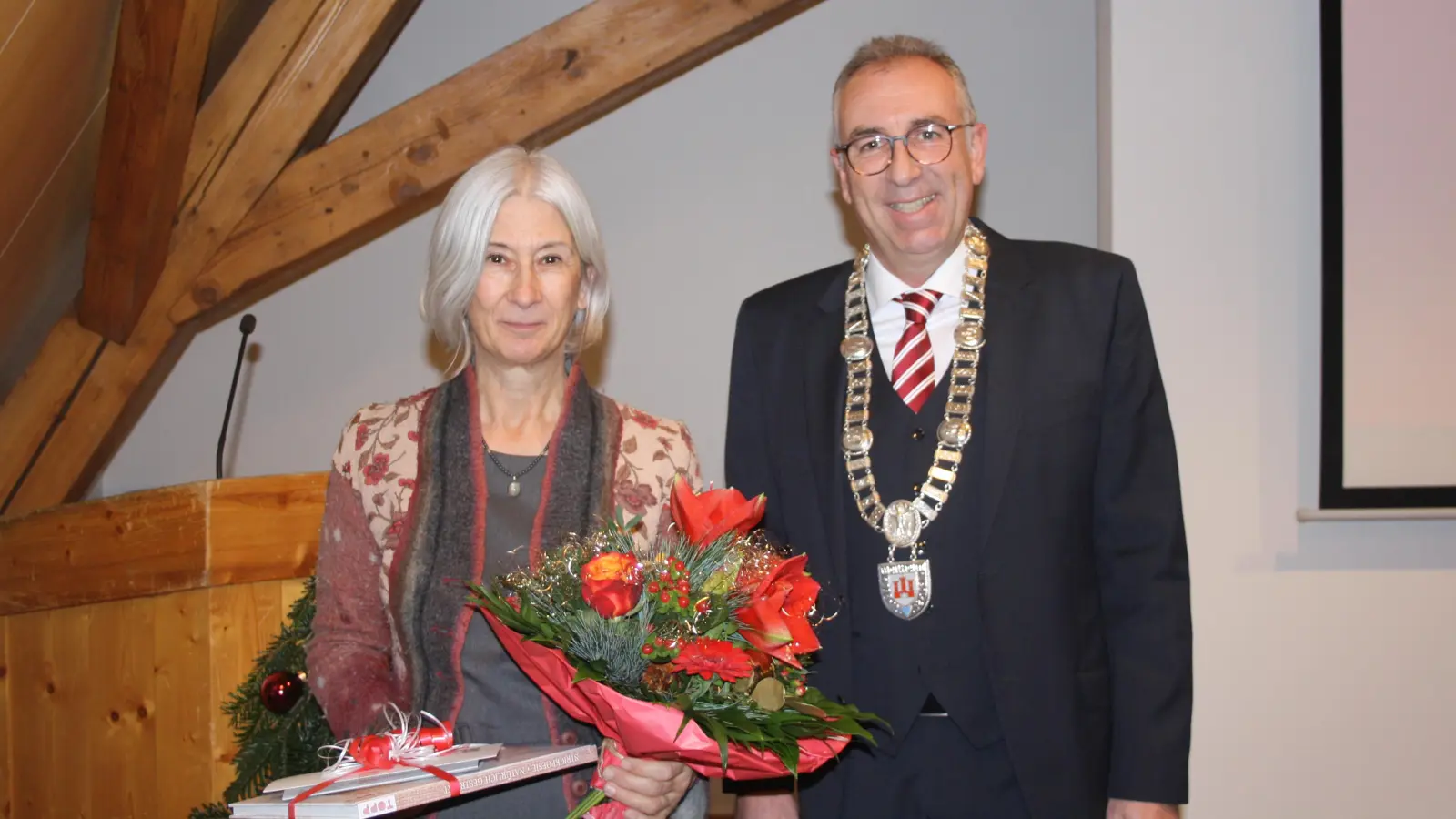 Fast 40 Jahre lang leitete Ulrike Göpfert die Stadtbücherei Weilheim. Für ihr langjähriges Engagement bedankte sich Bürgermeister Markus Loth herzlich. (Foto: Stadt Weilheim)