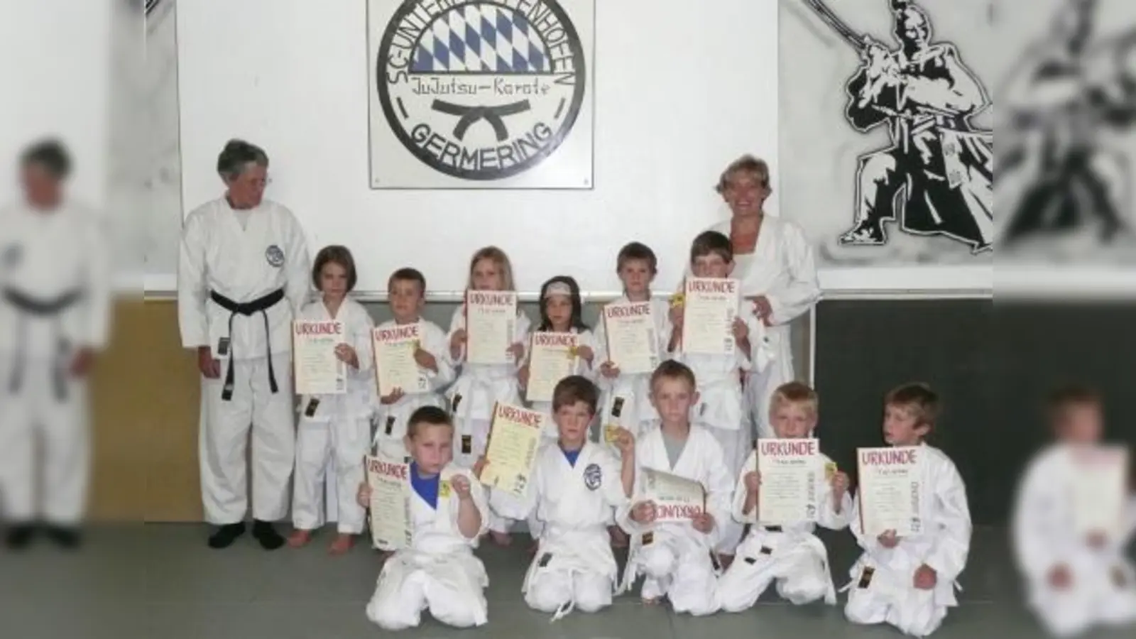 Trainerin Renate Muther (links) und Co-Trainerin Ulli Seliger freuten sich nach der Prüfung gemeinsam mit ihren Schützlingen über das gute Abschneiden und die Urkunden. (Foto: Heinz Nitsche)