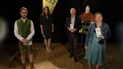 Vorbereitung auf die Stadtteilkulturtage (im Bild von links nach rechts:) Florian Stein (REGSAM), Elke Riesenkönig (Projektleitung), Wolfgang Kuhn (BA Moosach), Julia Schönfeld-Knor (Pelkovenschlössl). (Foto: Jakob Legner)