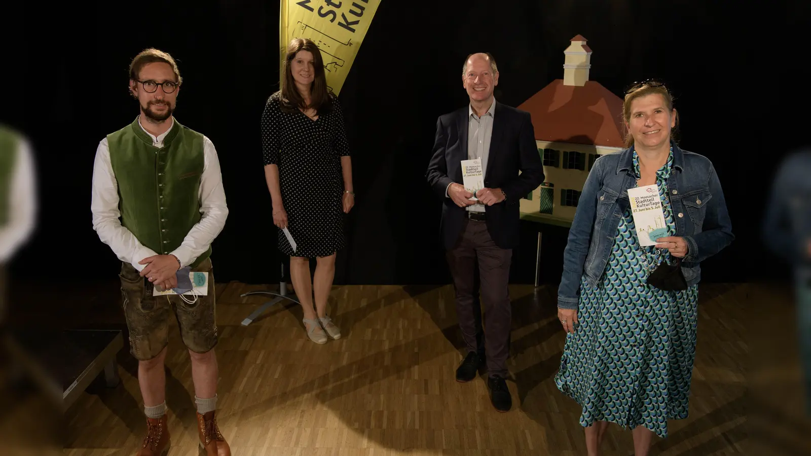 Vorbereitung auf die Stadtteilkulturtage (im Bild von links nach rechts:) Florian Stein (REGSAM), Elke Riesenkönig (Projektleitung), Wolfgang Kuhn (BA Moosach), Julia Schönfeld-Knor (Pelkovenschlössl). (Foto: Jakob Legner)