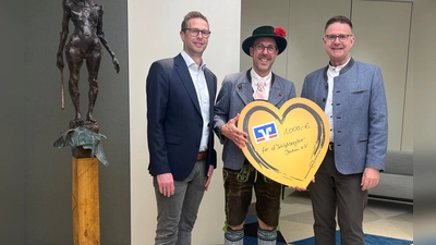  VR-Pressesprecher Florian Rohrmüller, Vereinsvorstand Stefan Zausinger und VR-Vorstandssprecher Johann Schöpfel (von links). (Foto: VR-Bank)