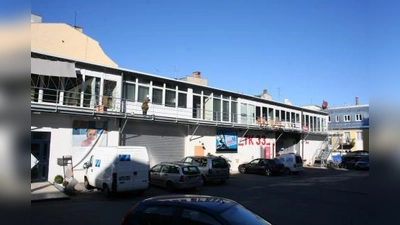 Die Stadtbibliothek soll möglicherweise in einen Neubau im Hinterhof der Schießstättstraße 20 umziehen. Bürger meinen, der  neue Standort liegt zu „weit ab vom Schuss”. (Foto: tg)