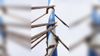 Die Burschen in Brunnthal stellen ihren Maibaum noch händisch auf. (Foto: hw)