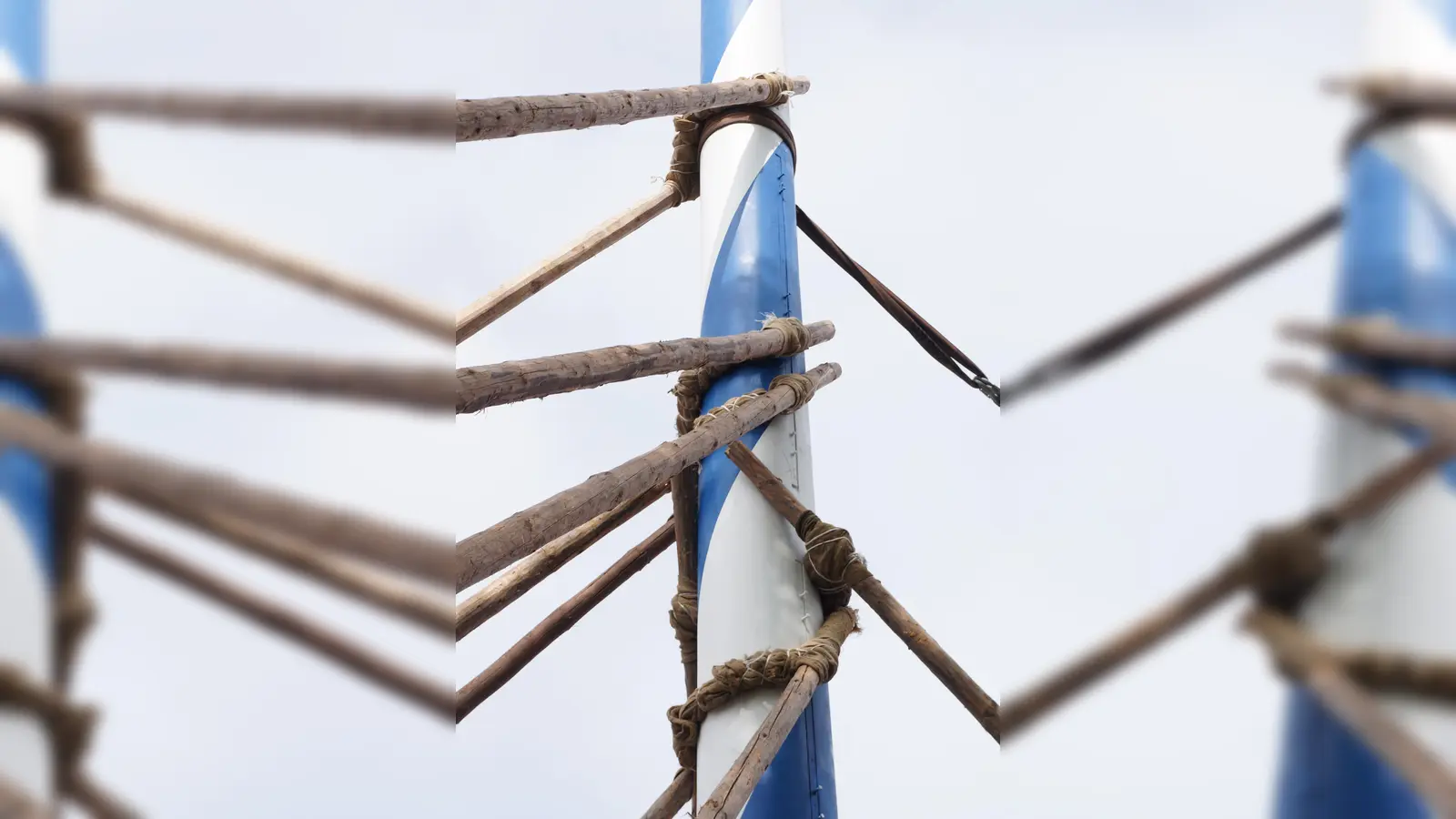 Die Burschen in Brunnthal stellen ihren Maibaum noch händisch auf. (Foto: hw)