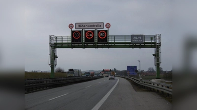 Mehrmals weisen Schilder auf der A 96 auf die kommende Höhenkontrolle hin. Es gibt aber Lkw-Fahrer die das ignorieren. (Foto: Autobahndirektion Südbayern)