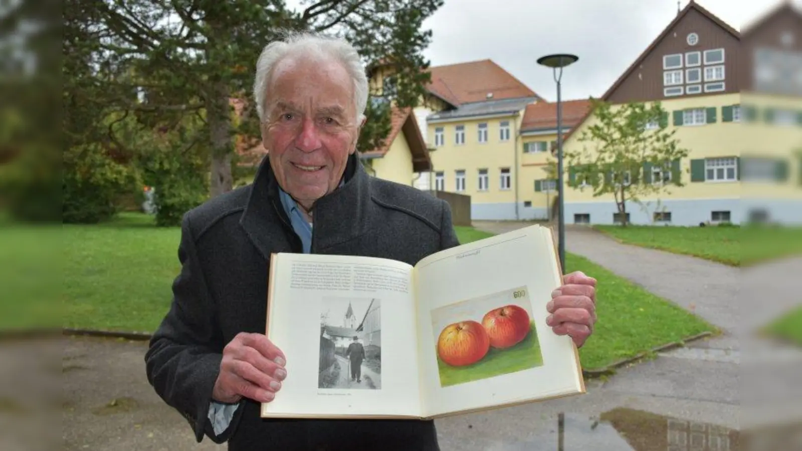 Helmut Hörger war Ministrant bei Korbinian Aigner, der wegen seines Widerstands ins KZ kam. Hier zeigt er ein Foto des Pfarrers, der am liebsten Äpfel malte. (Foto: Hauck)