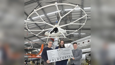 Volocopter-Mitgründer Stephan Wolf mit Alexander Zosel, der 2016 den Erstflug in der „White Lady” absolvierte, und dem Generaldirektor des Deutschen Museums, Wolfgang M. Heckl, (v. li.) bei der Übergabe des Flugtaxis in der Flugwerft Schleißheim. (Foto: Deutsches Museum)