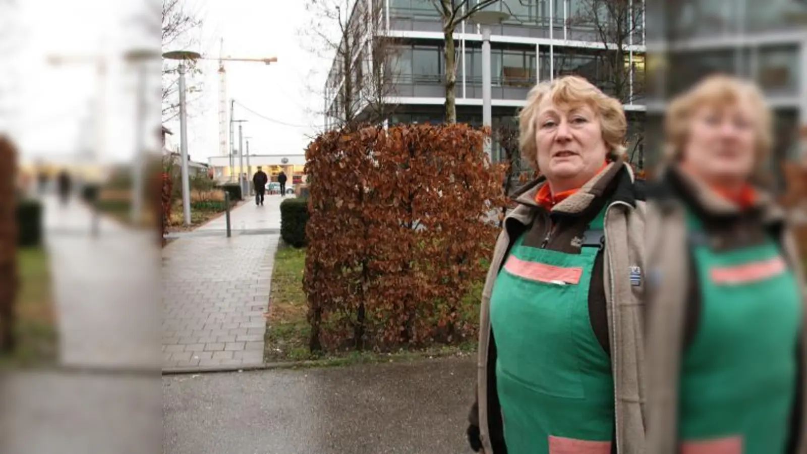 „Ich verstehe nicht ganz, warum wir nicht auch über die Feuerwehrzufahrt kommen können.“ Traudl Meyer vom Blumenstand ist auf häufige und schnelle Lieferung über den Tag verteilt angewiesen. (Foto: US)