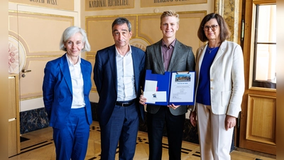 Noah Fläming (Zweiter von rechts) wurde von Landtagspräsidentin Ilse Aigner (rechts), Wolfgang Mutter (Kultusministerium) und Ursula München (Akademie für Politische Bildung Tutzing) ausgezeichnet. (Foto: Matthias Balk / Bildarchiv Bayerischer Landtag)