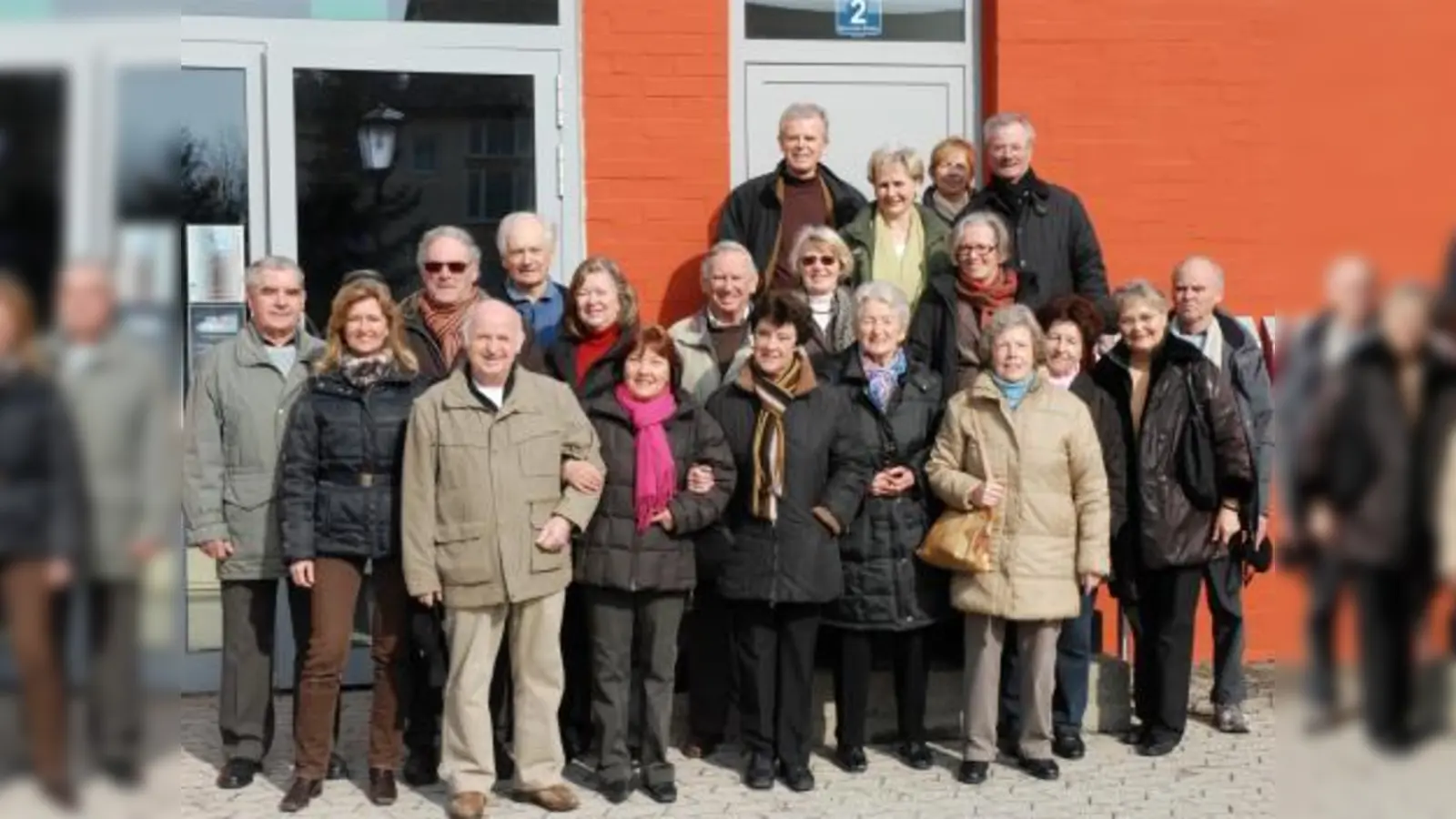 Die Chorgemeinschaft Unterpfaffenhofen-Germering bei der Stimmbildungsarbeit, auf die Chorleiterin Caroline Lichtinger-von Stein (links) viel Wert legt. (Foto: Eva Schraft)