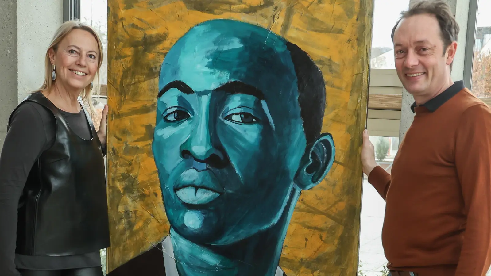 Freuen sich auf die Ausstellung: Die Künstlerin Jacqueline Hein und Kulturreferent Hans-Hermann Weinen im Rathaus Herrsching. (Foto: Gemeinde Herrsching)