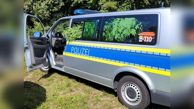 Voll beladen: Der Bus der Plizeiinspektion Herrsching wurde zum „Erntefahrzeug” umfunktioniert. (Foto: Polizeiinspektion Herrsching)