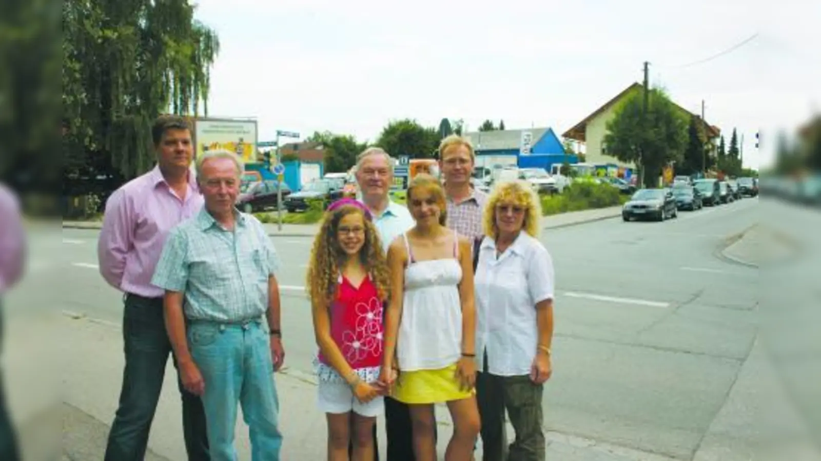 Auf der Suche nach einer Lösung für die gefährliche Kreuzung Eversbusch-/Ludwigsfelder Straße: (v.l.) Thomas Bauer, Fritz Schneller, Martina Dimpfl, Henning Clewing, Antonia Licht, Erich Schlittenbauer und Gabriele Hartdegen. (Foto: LS)