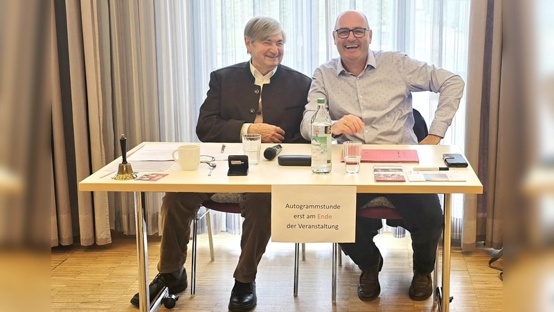 Bernhard Ulrich (r.) gab Einblicke hinter die Kulissen von „Dahoam is Dahoam“, Alfons Vogelmeier moderiert das Erzählcafé. (Foto: Treffpunkt 50+)
