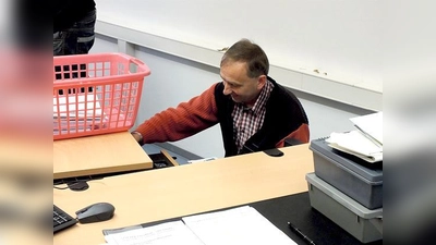 Hohenpoldings Bürgermeister Heribert Niedermaier muss seinen Schreibtisch aus- und wieder einräumen. Mit seinen drei Kollegen und der ganzen Verwaltung zog er in den Neubau nebenan. 	 (Foto: sy)