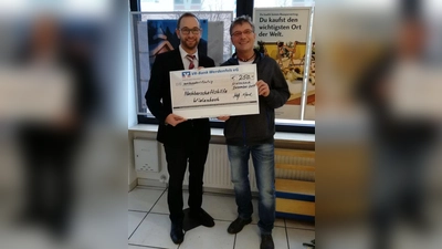 Maximilian Wolf (links) mit Wolfgang John bei der Scheckübergabe. (Foto: Nacbarschaftshilfe Wielenbach)