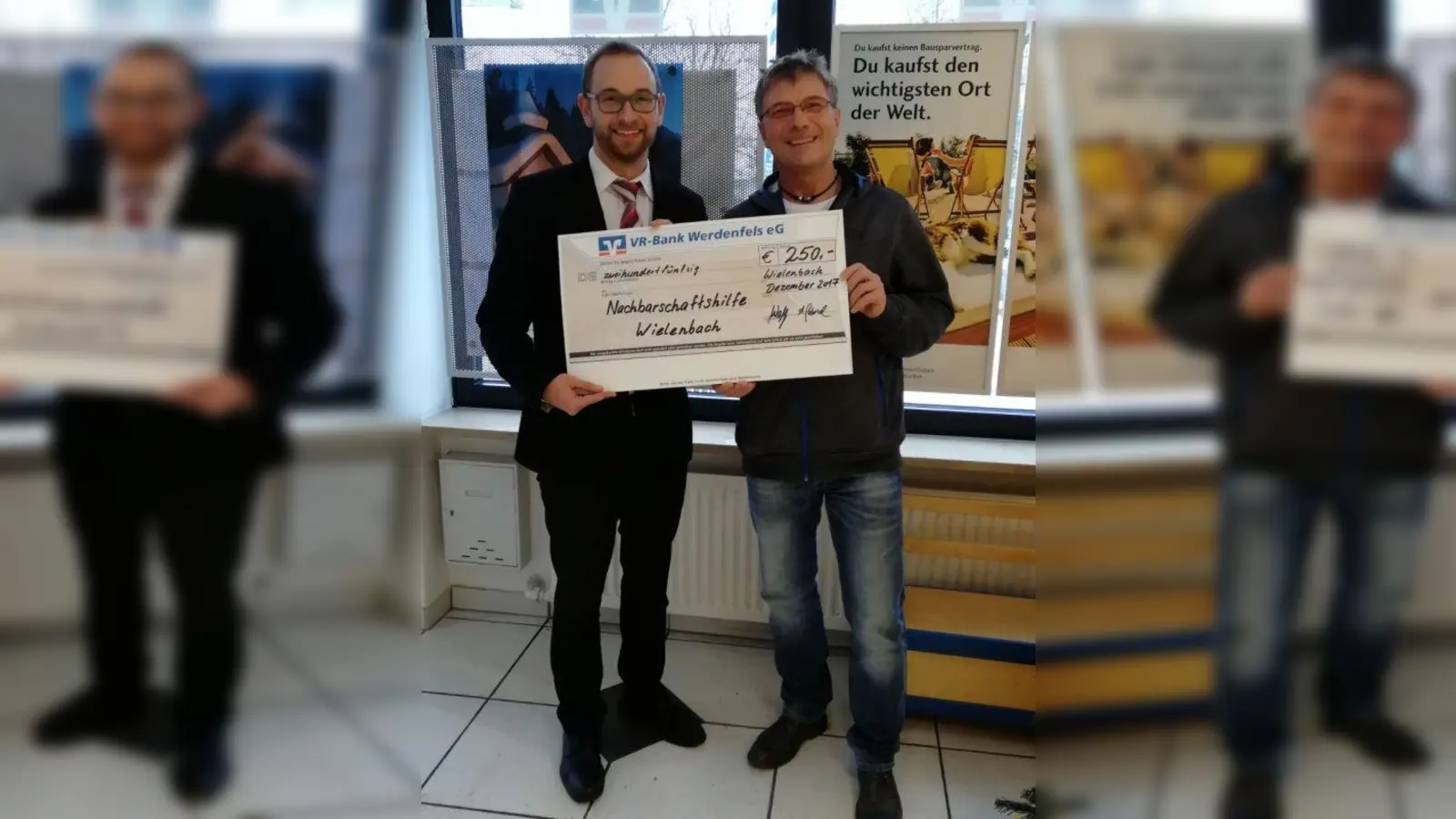 Maximilian Wolf (links) mit Wolfgang John bei der Scheckübergabe. (Foto: Nacbarschaftshilfe Wielenbach)
