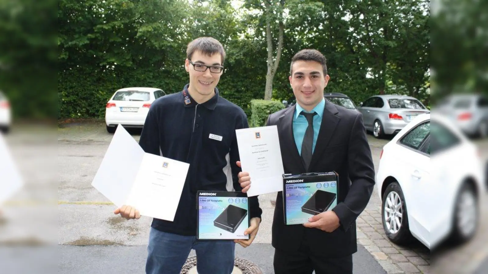 Ehrung für die Jahrgangsbesten: Selim Aydin (re.) hat mit Note 1 seine Ausbildung zum Kaufmann im Einzelhandel abgeschlossen. Alexander Wesinger hat mit Bestnote die Ausbildung zum Verkäufer absolviert und kommt nun ins dritte Lehrjahr. (Foto: sb)