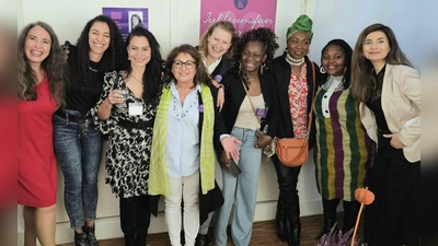 Seit 20 Jahren in die Gesellschaft hineinwirken: Vorstandsvorsitzende Corina Toledo (Vierte von links) und ihre Mitstreiterinnen von Frau-Kunst-Politik e.V. (Foto: FKP)