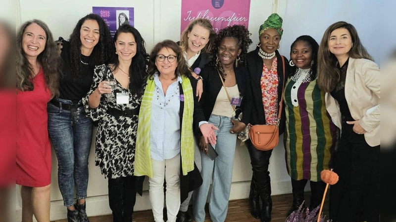 Seit 20 Jahren in die Gesellschaft hineinwirken: Vorstandsvorsitzende Corina Toledo (Vierte von links) und ihre Mitstreiterinnen von Frau-Kunst-Politik e.V. (Foto: FKP)
