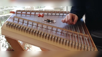 Volkstümlich, aber fetzig sind die drei Finalisten beim Musikwettbewerb „A Liad für d’ Wiesn“ (Symbolbild: cba)