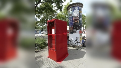 Vor der Einweihung: Da war der Bücherschrank noch verhüllt. Zu finden ist er auf dem Partnachplatz gleich neben der Litfaßsäule. (Foto: tab)