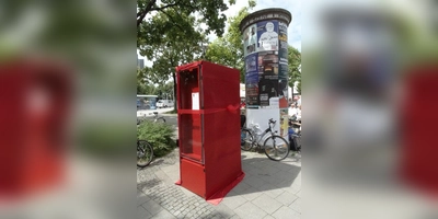 Vor der Einweihung: Da war der Bücherschrank noch verhüllt. Zu finden ist er auf dem Partnachplatz gleich neben der Litfaßsäule. (Foto: tab)