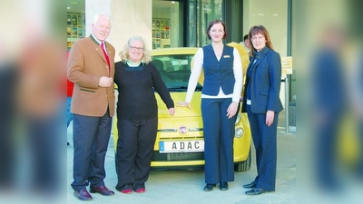 Ewa Djobo (2. v. l.) ist die Gewinnerin eines Fiat 500, Hauptpreis beim Gewinnspiel zur Wiedereröffnung des ADAC Service Centers München Mitte am Sendlinger-Tor-Platz . Mit ihr freuten sich ADAC Südbayern-Schatzmeister Manfred Resch, Glücksengel Andrea und Center-Leiterin Ingeborg Huhle (v. l.).