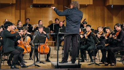 Das Hochschulsymphonieorchester der HMTM spielt unter der Leitung von Marcus Bosch (Mitte).  (Foto: © Severin Vogl)
