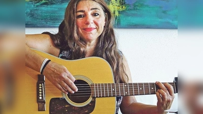 An der Gitarre mutiert die am Pinsel so impulsive Multi-Künstlerin zur Meisterin der leisen, nachdenklichen Töne. 	 (Foto: kw)