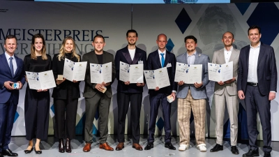 Bei der Preisverleihung (v.l.) Manfred Gößl (IHK), Constanze Rieck-Kahnwald, Lena Kern, Maximilian Löb, Dominik Lovric, Thomas Hentschel, Felix Luca Almer, Tim Cedric Wölfinger und Staatsminister Georg Eisenreich. (Foto: Foto: Matthias Balk/IHK für München und Oberbayern)