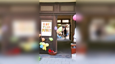 Die Schwabinger Hofflohmärkte finden bei jedem Wetter statt. In rund 300 Hinterhöfen werden dabei am 24. Mai wieder allerlei hübsche und nützliche Dinge aus zweiter Hand angeboten. (Foto: Nachbarschaft Schwabing)