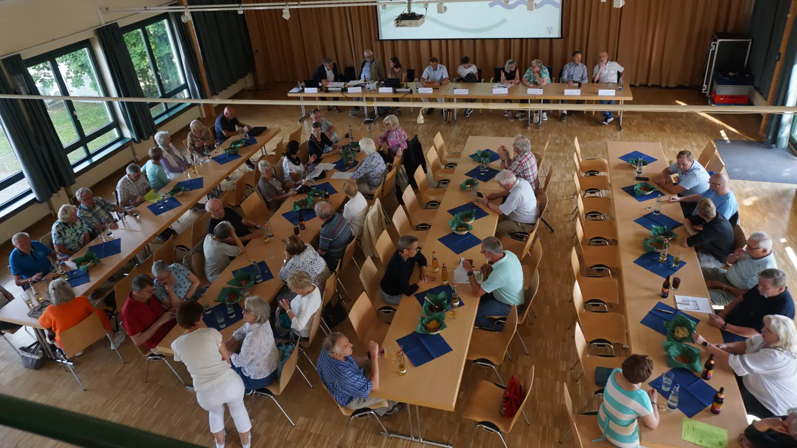 Auf einer Bürgerversammlung eigens für Senioren wurden die Ergebnisse der großen Seniorenumfrage „Älter werden in Alling“ erläutert.  (Foto: Gemeinde Alling)