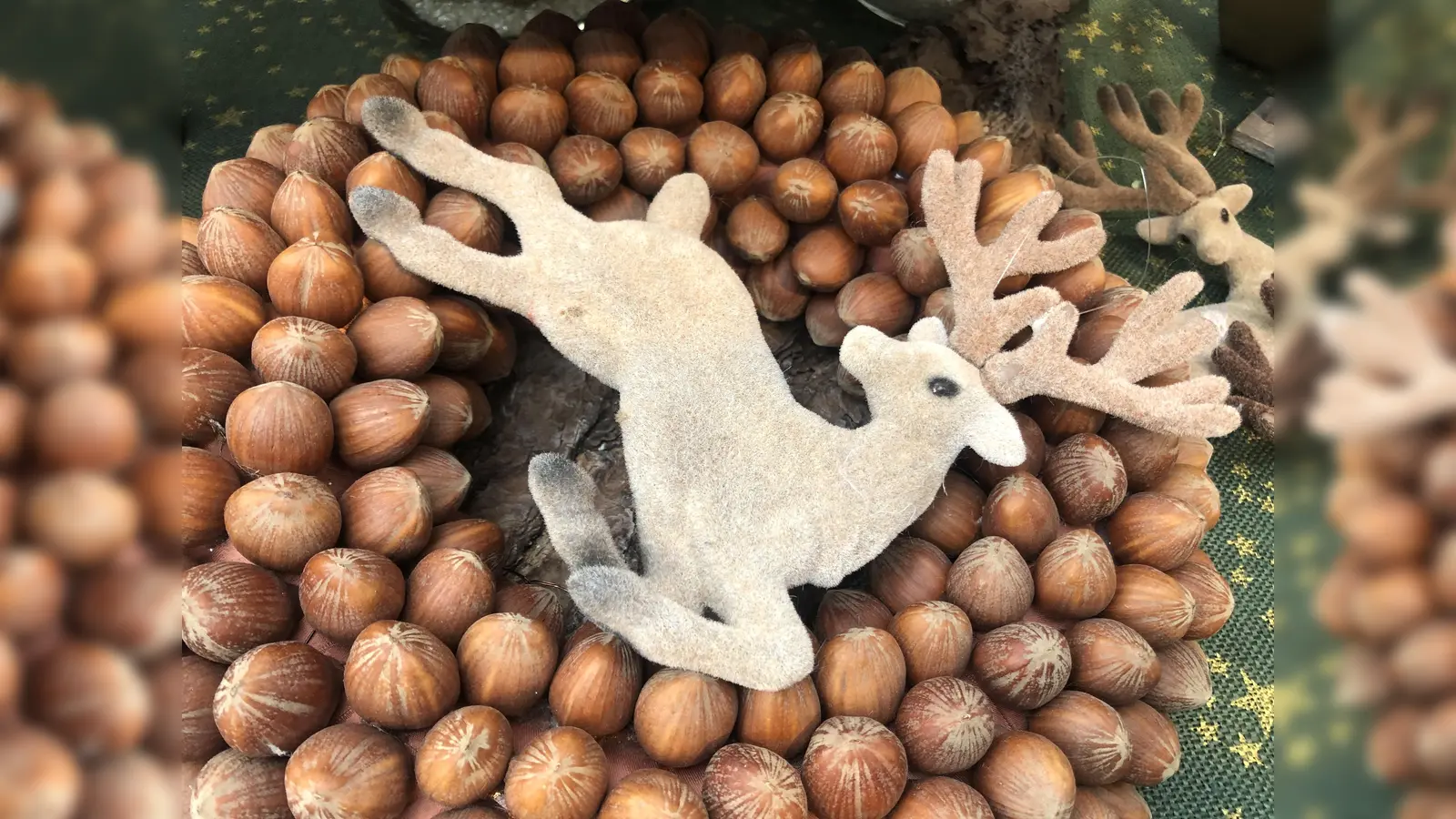 Selbstgemachter Weihnachtsschmuck wird beim Adventszauber verkauft. (Foto: hw)