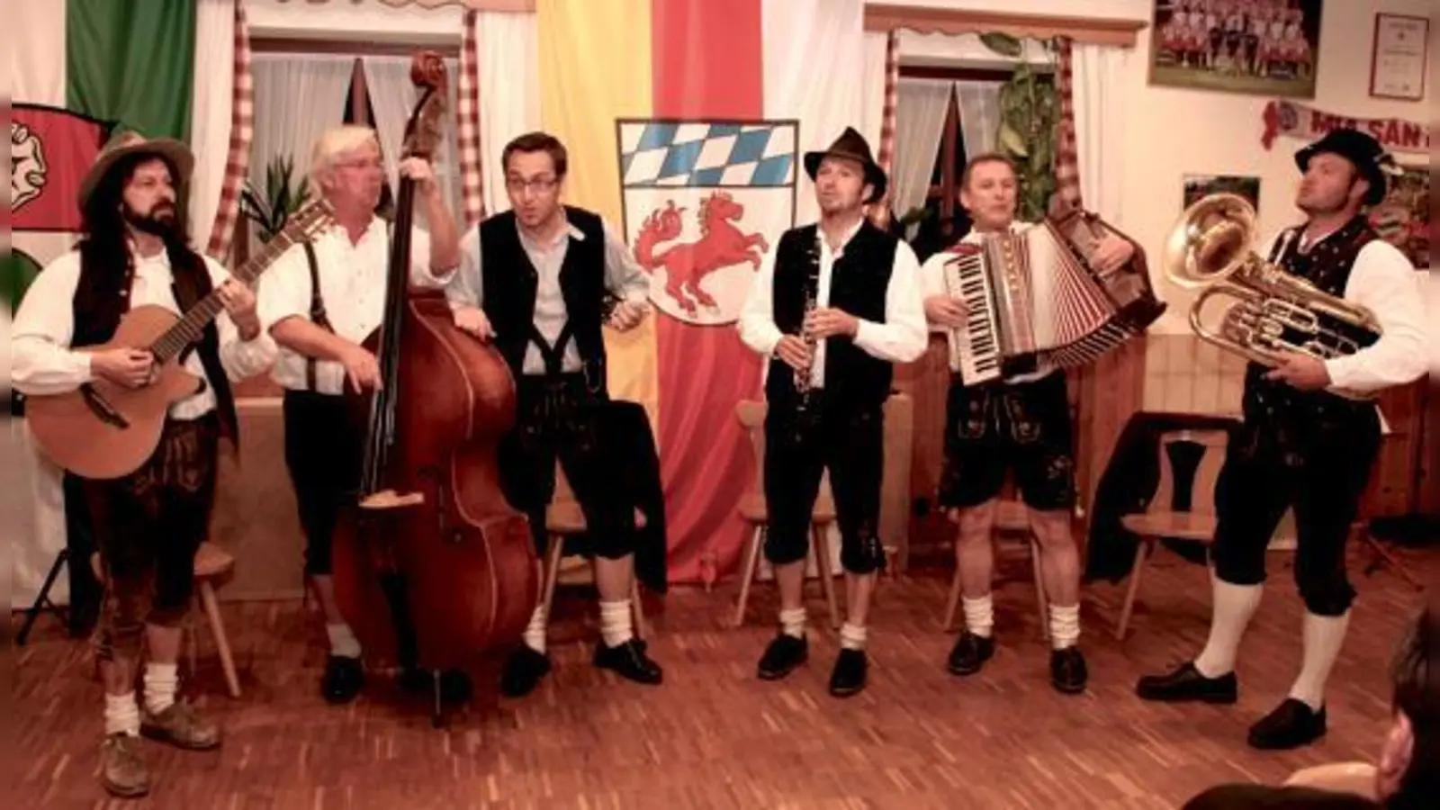 Verstanden sich zumindest musikalisch aufs Kammerfensterln: De Hoglbuachan bei ihrem Auftritt beim Kreisvolksmusiktag in Berglern.	 (Foto: sy)