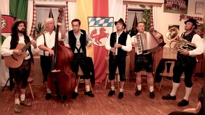Verstanden sich zumindest musikalisch aufs Kammerfensterln: De Hoglbuachan bei ihrem Auftritt beim Kreisvolksmusiktag in Berglern.	 (Foto: sy)