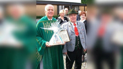 Hier überreicht Günter Bauer (rechts), Vorsitzender des Maibaum-Vereins St. Markus Neuaubing, die Urkunde zur Ehrenmitgliedschaft und das Präsent seines Vereins. (Foto: Alfred Lehmann)