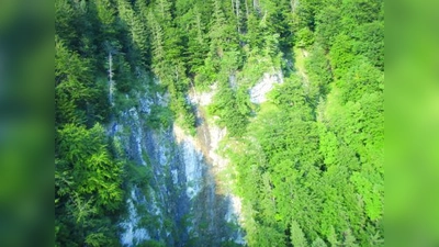 50 Meter stürzte der Mountainbiker auf dem Heuberg die Tiefe und musste unter schwierigsten Bedingungen von der Crew des ADAC-Hubschraubers „Christoph 1“ geborgen werden. (Foto: ADAC)