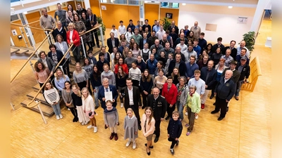 Landrat Stefan Frey (vorne Mitte) ehrte die Sportelite des Landkreises Starnberg. (Foto: Landratsamt Starnberg)