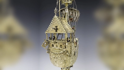 Kostbare Goldschmiedewerke in Form von Schiffen beleuchten den Zusammenhang von meisterhaftem Kunsthandwerk, Tafelkultur und Seefahrt um 1600. Im Bild zu sehen ist ein Detail eines Schiffspokales aus Augsburg von 1590-1594. (Foto: © Bayerisches Nationalmuseum, Bastian Krack)