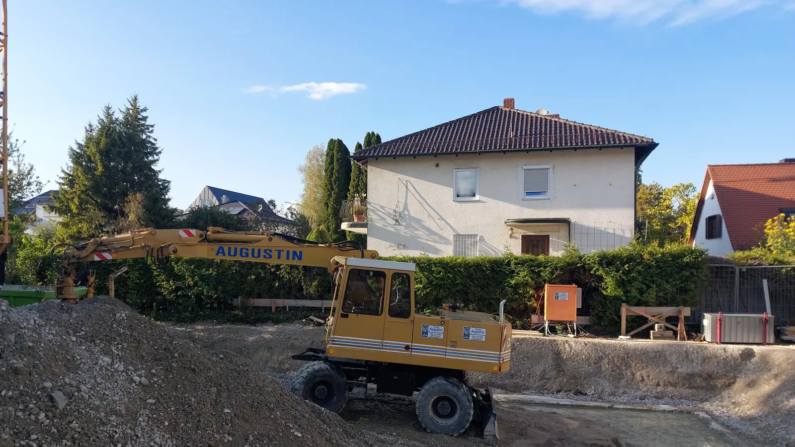 Beim klassischen Bauträgervertrag erwerben Immobilienkäufer ein neu zu errichtendes Haus und das Grundstück von einem einzigen Anbieter – dem Bauträger. (Symbolbild: bas)