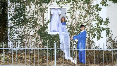 „Die Fabrik der verlorenen Fäden” ist partizipatives Theater, das der jüdischen Unternehmerin Rosa Klauber nachspürt. Ihre Wäschefabrik stand auf dem Gelände, auf dem sich heute das Pathos-Theater befindet. (Foto: © Daniel Kraus, Traummaschine Inc.)