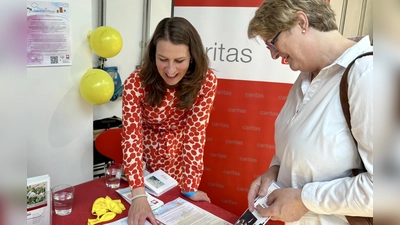 Annette Schenk (l.) bei der Beratung zum Angebot des Familienzentrums „FamilienZeit”. (Foto: Ulrike Seiffert)