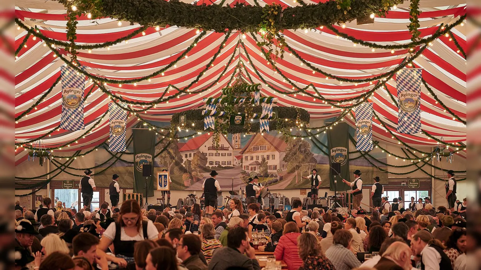 Die Ayinger Bräu-Kirta findet in diesem Jahr vom 10. bis 14. Oktober statt. Ein buntes Rahmenprogramm lockt wieder die ganze Familie nach Aying. (Foto: Thomas Straub)
