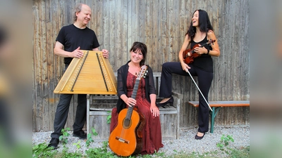 Rudi Zapf (Pedalhackbrett und Knopfakkordeon), Sunny Howard (Violine) und Ingrid Westermeier (Gitarre) sind das Rudi-Zapf-Trio. (Foto: Zapf-Musik-Konzertbüro)